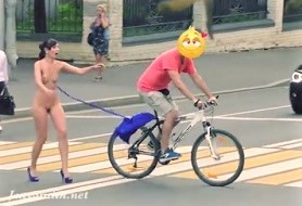 街中で外国人女性が自転車に服を引っ張られ全裸露出おもエロ動画